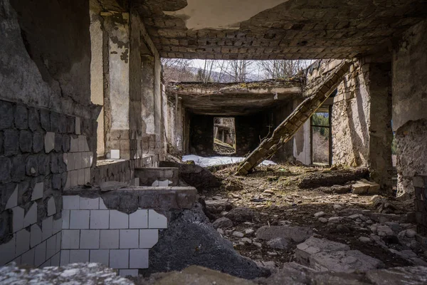 Régi elhagyott épület Grúziában — Stock Fotó
