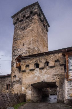 şehir kapısı ile svanetian savunma kulesi