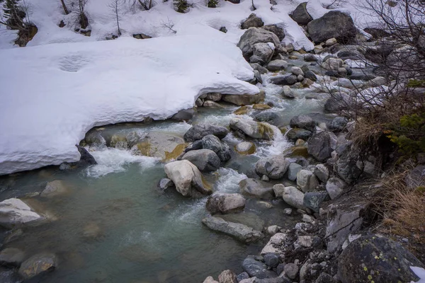 Fluxo fluvial perto do Glaciar Chalaadi — Fotografia de Stock