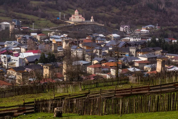 Pohled na střed města Mestia od polí — Stock fotografie