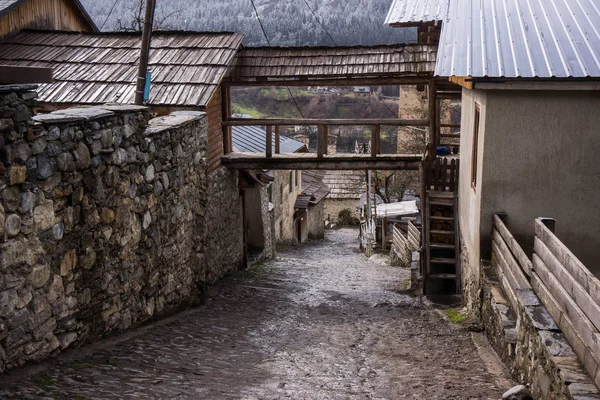 Cesta přes město Mestia — Stock fotografie