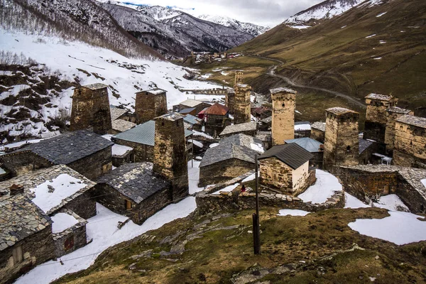 Bekijk de uitkijktorens van ushguli met Green an White Hill — Stockfoto