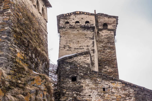 Perto de duas torres de defesa ushguli — Fotografia de Stock