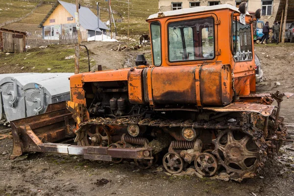 Old bulldozer in ushguli — Stock Photo, Image