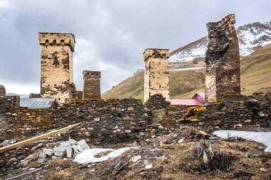 ushguli savunma kuleleri ünlü turist vurgulamak