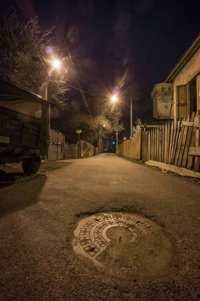 Perspectiva sapo na rua mesti à noite — Fotografia de Stock