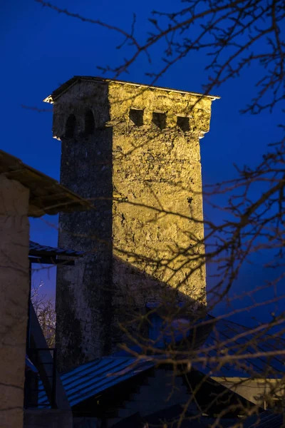 Torre defensiva medieval en mestia por la noche —  Fotos de Stock