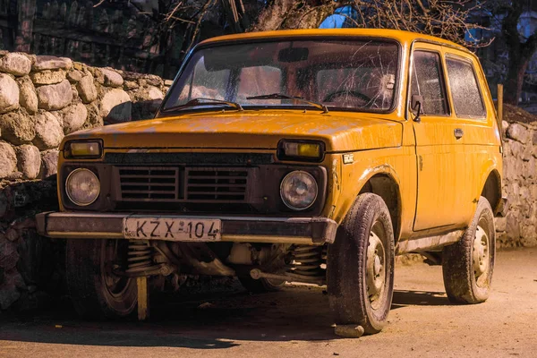 Stary pomarańczowy lada parking po stronie ulicy — Zdjęcie stockowe