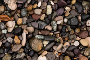 siyah okyanus kıyısında çakıl