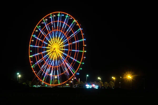 Ruota panoramica di notte in batumi — Foto Stock