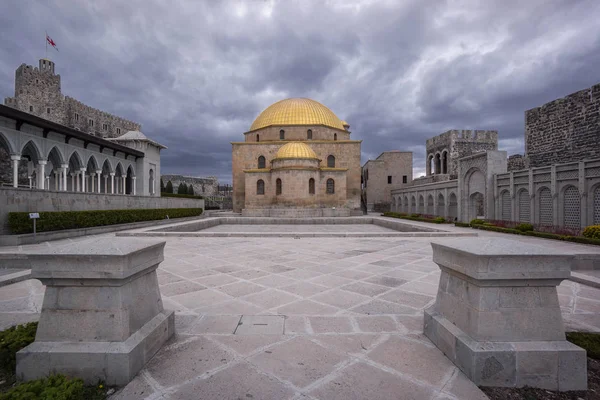 Patio frente a la mezquita oriental en el Cáucaso — Foto de Stock