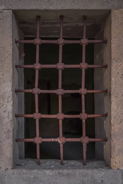 Anciennes balustrades en fer dans la forteresse rabati — Photo