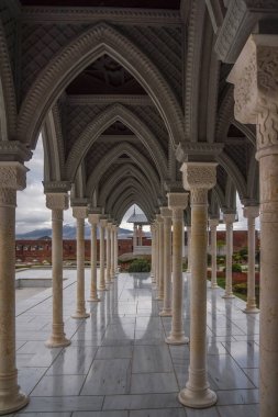 rabati kalesinde kemer ve sütunlar
