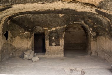mağara kasabası vardsia antik manastırı