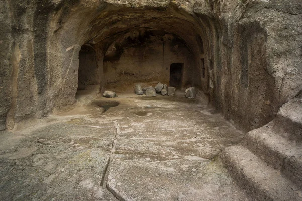mağara kasabası vardsia antik gürcü manastırı