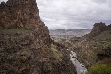 dağ ve nehir panoraması ile tmogvi kale