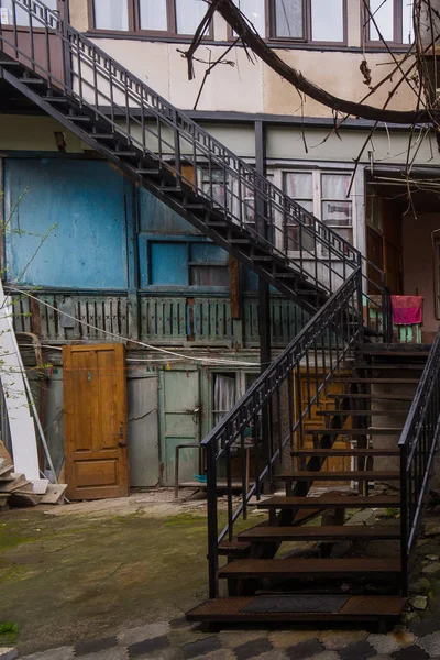 Escadas velhas no pátio do condado de bordschomi — Fotografia de Stock