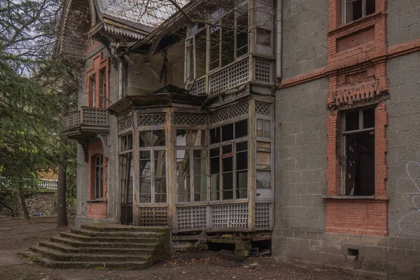 Velho quebrado edifício abandonado — Fotografia de Stock