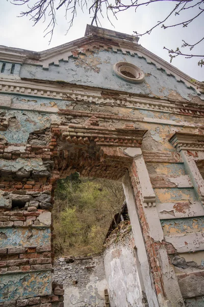 Velho casa podre fachada em borjomi — Fotografia de Stock