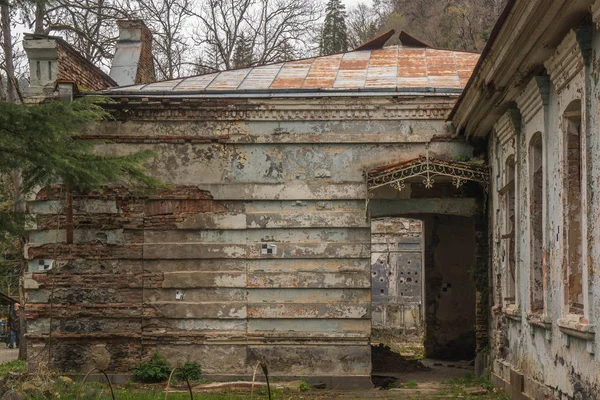 Old broken grunge house in borjomi park — Stock Photo, Image