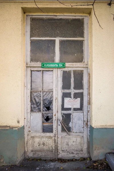 ジョージアの古いグランジハウス入口 — ストック写真