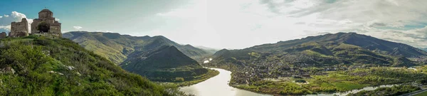 Panorama con fiume attraverso mzcheta e Dschwari Immagine Stock