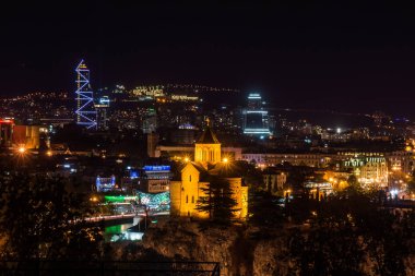 geceleri tiflis katedral ve modern buldings