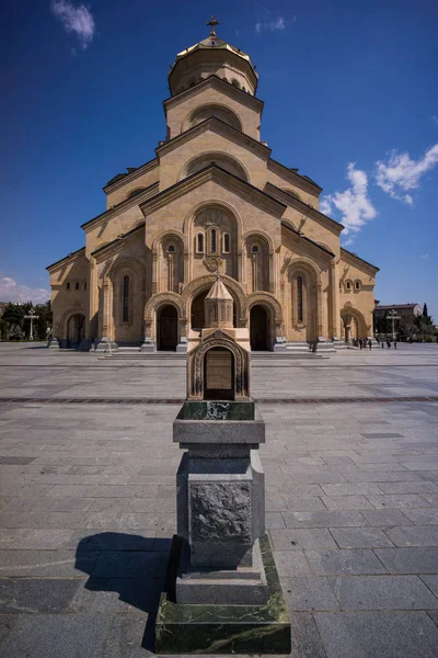 Pilar frente a la catedral de Tsminda Sameba — Foto de Stock