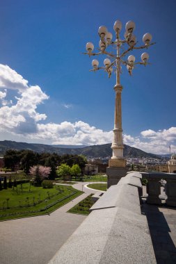 Tsminda Sameba Katedrali parkta ışık sonrası