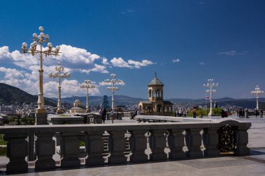 Tsminda Sameba Katedrali ilçe avlusu