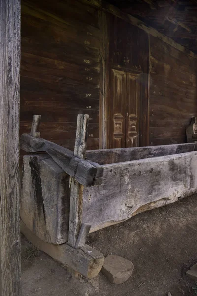 Musée ethnographique vieux plateau de nourriture en bois — Photo