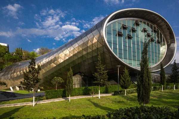 Edifício em forma de tubo moderno em tblisi — Fotografia de Stock