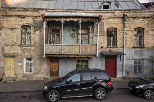 Tbilisi grunge casa com varanda de madeira — Fotografia de Stock