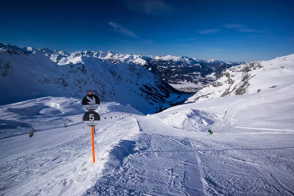 Nebelhorn góry w zimie czarny stok narciarski — Zdjęcie stockowe