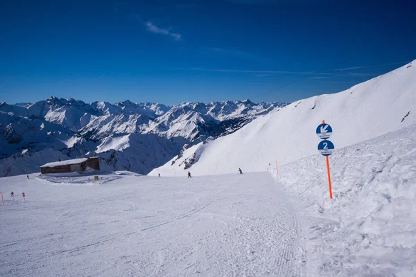 Alpy Bawarskie szczyt górski w zimie niebieski stok narciarski — Zdjęcie stockowe