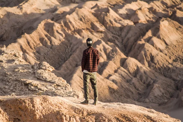 Adam ayakta bir dağ tepe (Moon Valley). Atacama Çölü. Şili