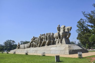 Sao Paulo, Brezilya - Ocak 2019 yaklaşık: Ibirapuera Park, Bandeiras anıt heykel İtalyanca/Brezilya heykeltıraş Victor Brecheret tarafından