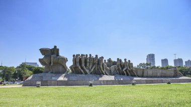 Sao Paulo, Brezilya - Ocak 2019 yaklaşık: Ibirapuera Park, Bandeiras anıt heykel İtalyanca/Brezilya heykeltıraş Victor Brecheret tarafından