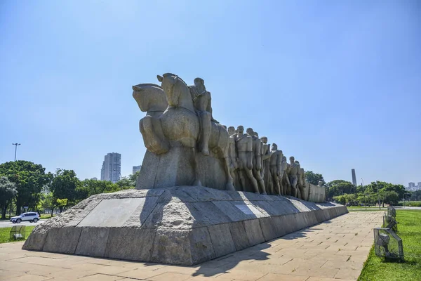 Sao Paulo, Brezilya - Ocak 2019 yaklaşık: Ibirapuera Park, Bandeiras anıt heykel İtalyanca/Brezilya heykeltıraş Victor Brecheret tarafından
