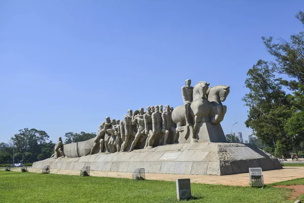 Sao Paulo, Brezilya - Ocak 2019 yaklaşık: Ibirapuera Park, Bandeiras anıt heykel İtalyanca/Brezilya heykeltıraş Victor Brecheret tarafından