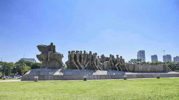Sao Paulo, Brezilya - Ocak 2019 yaklaşık: Ibirapuera Park, Bandeiras anıt heykel İtalyanca/Brezilya heykeltıraş Victor Brecheret tarafından
