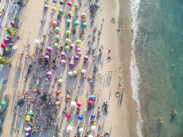 Vista Aérea Una Playa Llena Gente Sombrillas Gente Arena — Foto de Stock