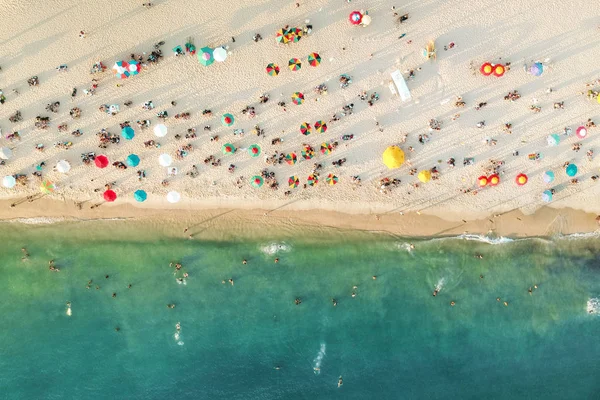 Widok Lotu Ptaka Zatłoczonej Plaży Parasole Ludzi Piasku — Zdjęcie stockowe