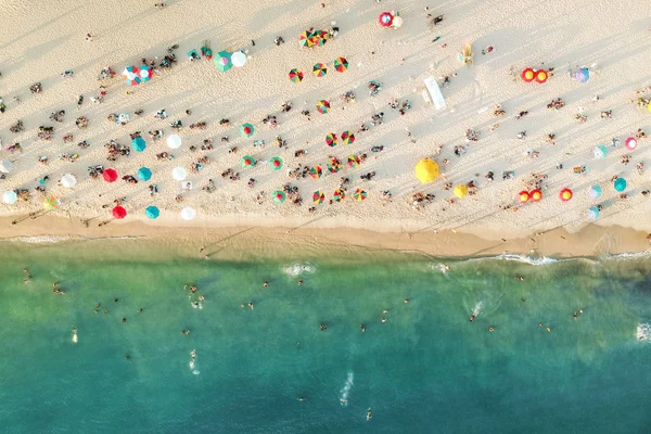 Vista Aérea Una Playa Llena Gente Sombrillas Gente Arena — Foto de Stock