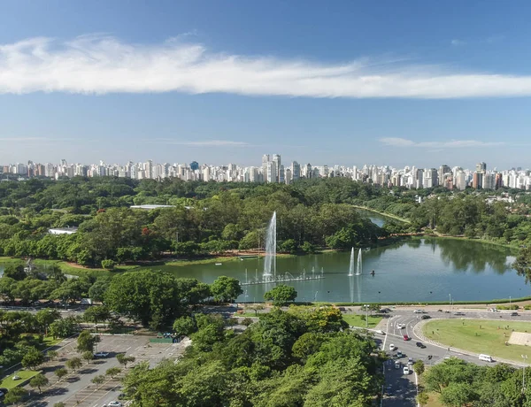 Ibirapuera Parkı ve Sao Paulo manzarası havadan görünümü