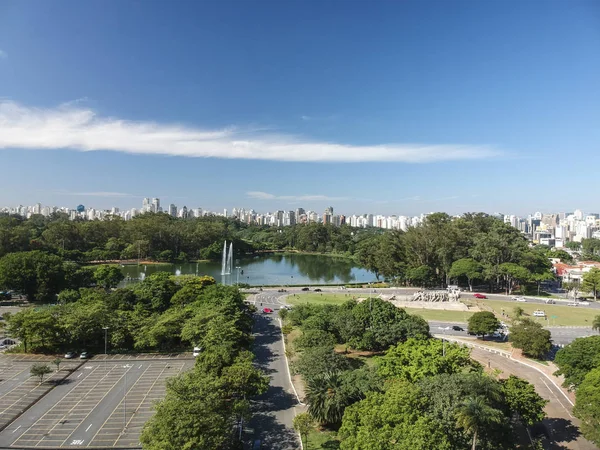 Ibirapuera Parkı ve Sao Paulo manzarası havadan görünümü
