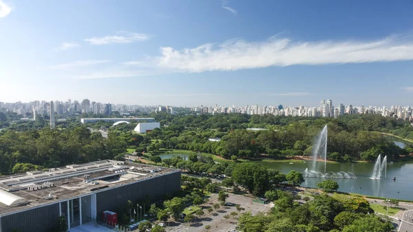 Ibirapuera Parkı ve Sao Paulo manzarası havadan görünümü