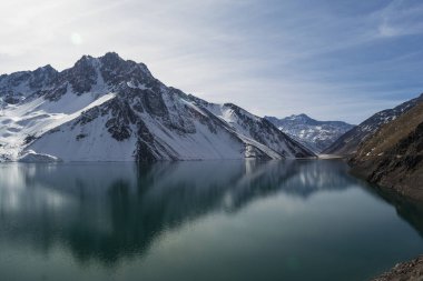 El Yeso 'yu Cajon del Maipo' da mumyala, turkuaz su, Los Andes, Şili