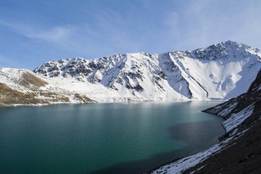 El Yeso 'yu Cajon del Maipo' da mumyala, turkuaz su, Los Andes, Şili