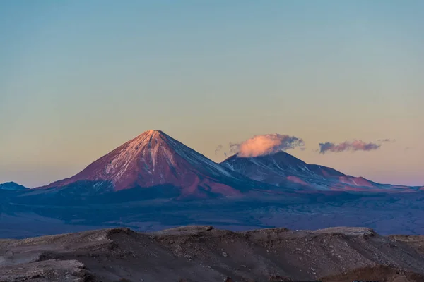 Volkanlar Licancabur ve günbatımı, Atacama Çölü, Şili üzerinde Juriques